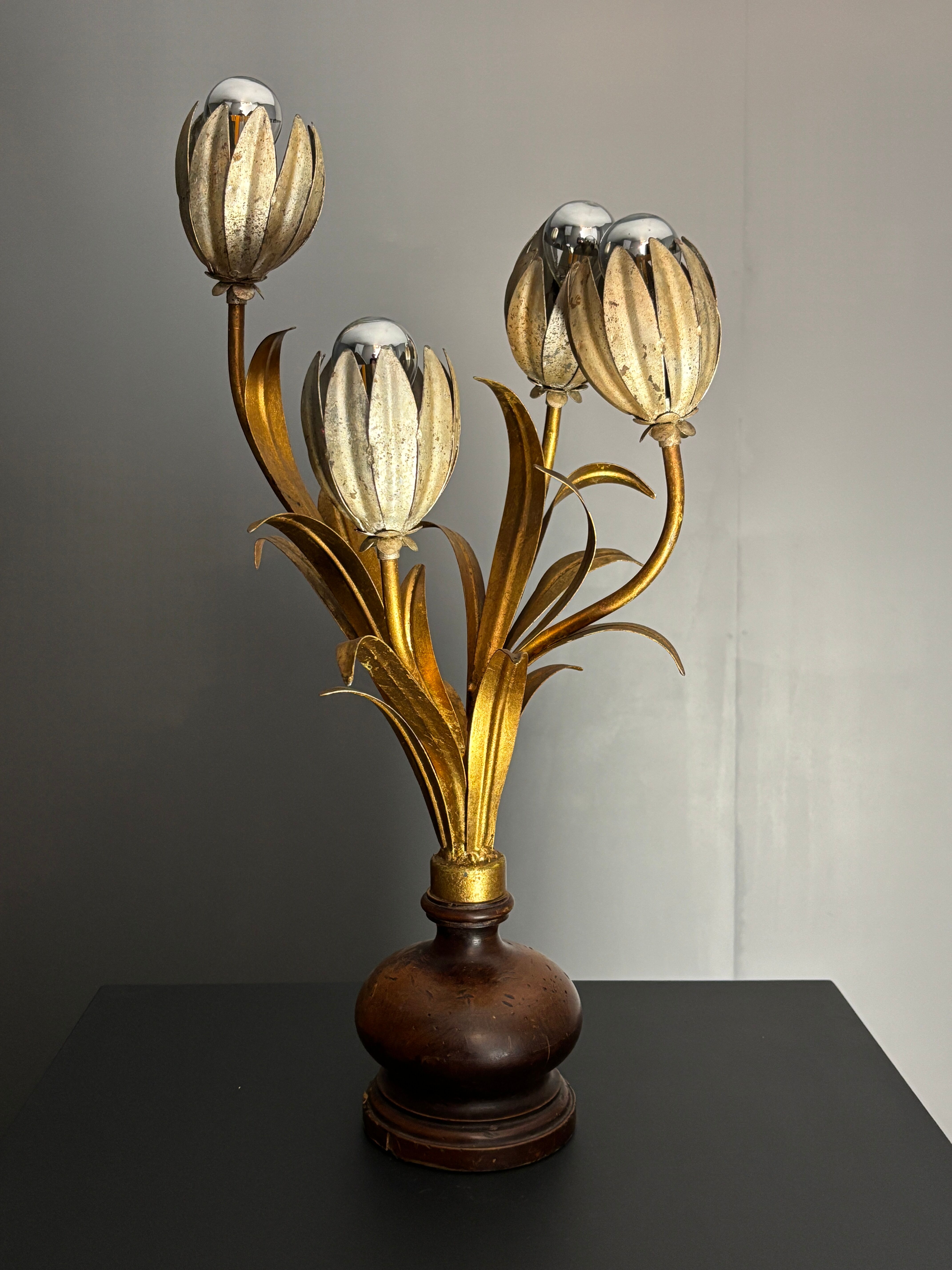 Midcentury Hollywood Regency Florentine gilt metal flower table lamp, 60s.
