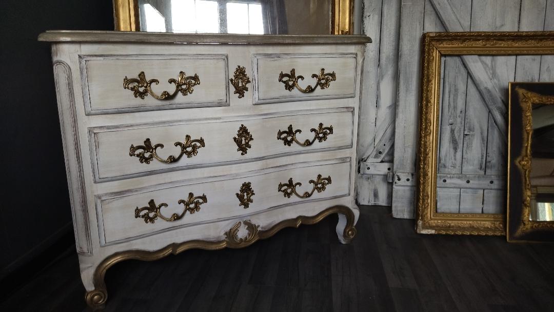 White patinated chest of drawers Louis XV style