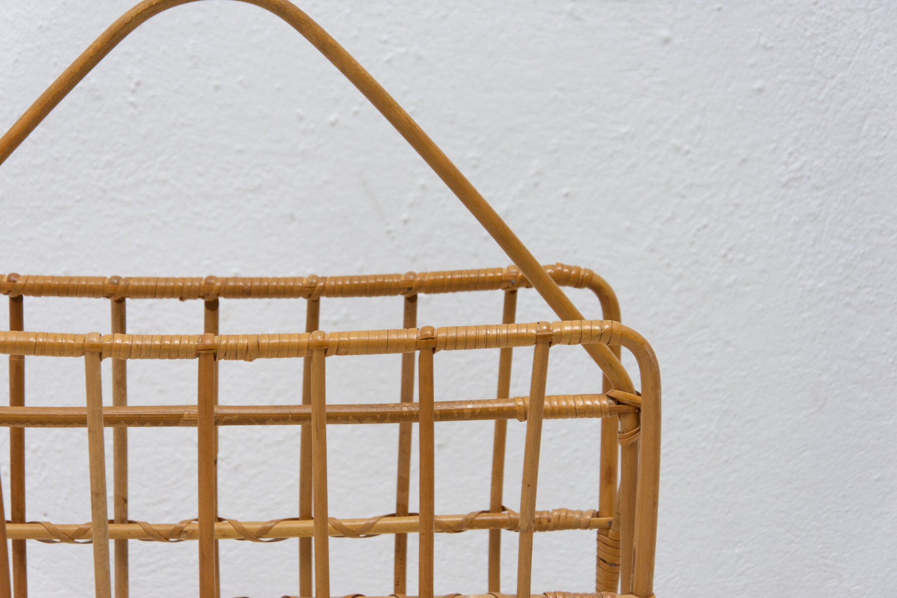 Porte-revues en osier du milieu du siècle, Tchécoslovaquie, années 1960