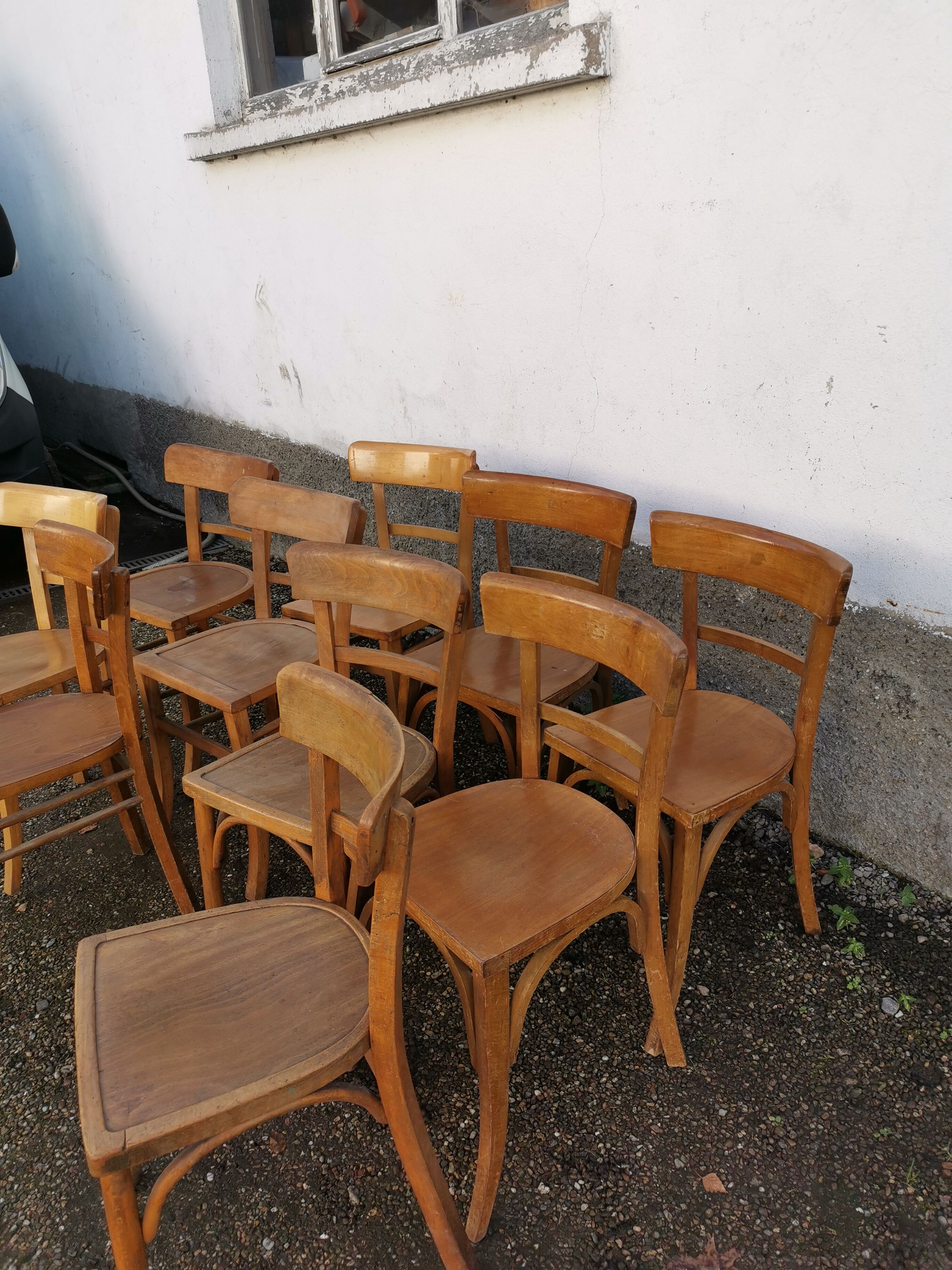 Lot de dix chaises de bistrot disparates