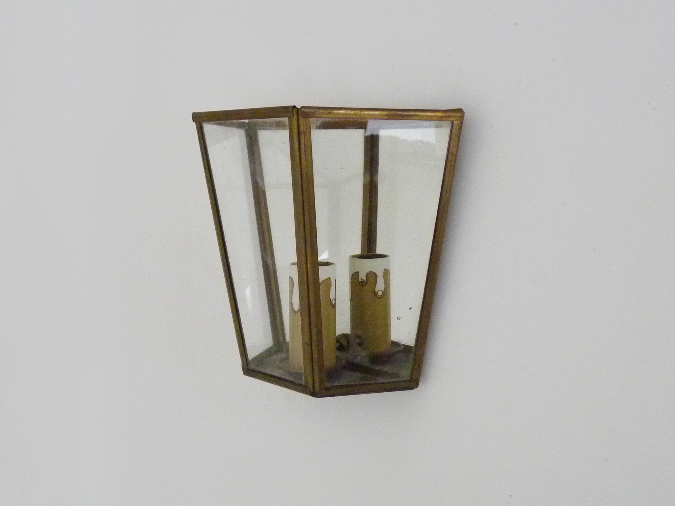 Louis XIII wall light in brass and glass. 1960s