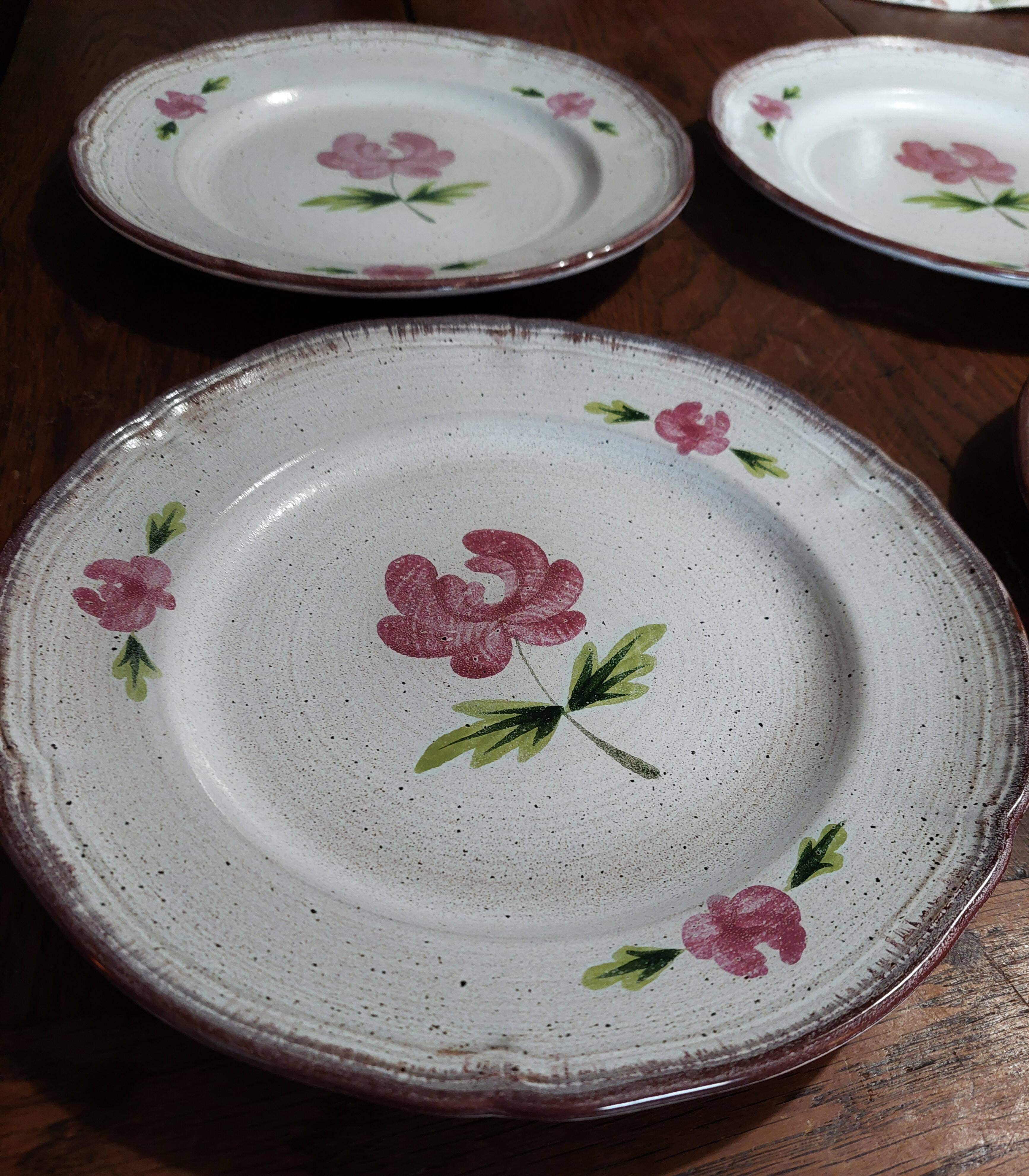 Flat plates series of six Niderviller stoneware, 20th century Cassandre decoration