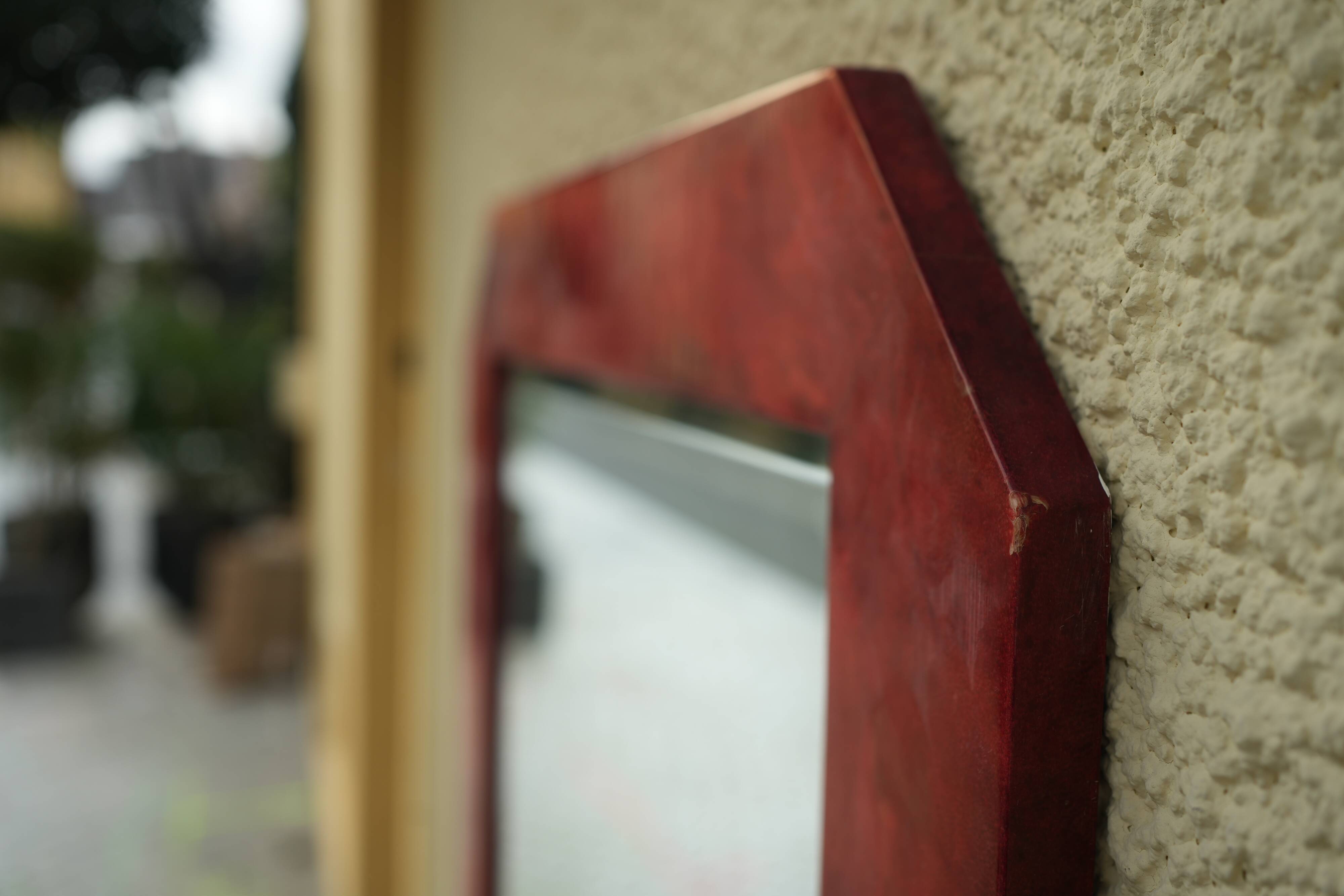 Miroir mural Aldo Tura en cuir de chèvre laqué rouge