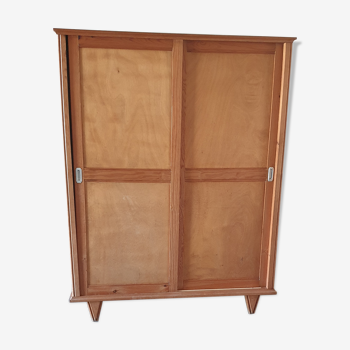 Armoire parisienne avec portes coulissantes