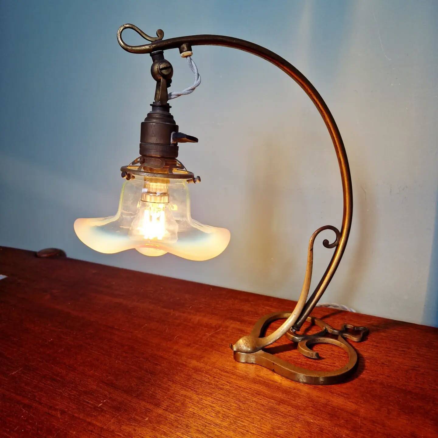 Lampe de table Art Nouveau, verre opalescent, 1900