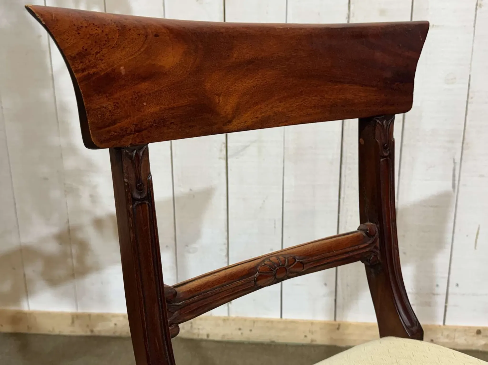 Set of 2 armchairs and 6 English mahogany chairs from the 1950s.