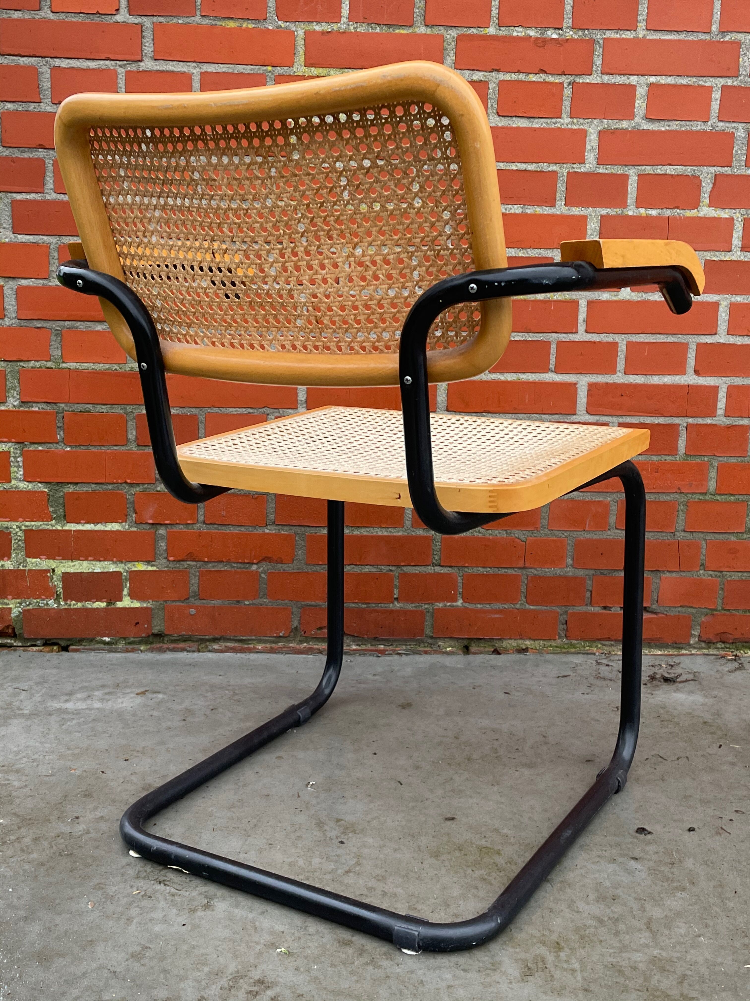 Chaise modèle Cesca conçue par Marcel Breuer avec accoudoirs à structure noire