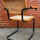 Chaise modèle Cesca conçue par Marcel Breuer avec accoudoirs à structure noire