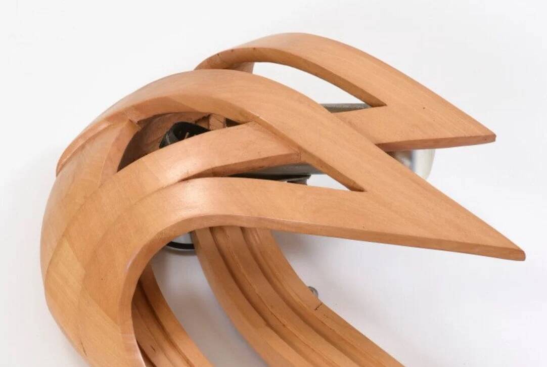 Vincent Gonzalez: sculpted wall lamp in bent wood, 1970s design.
