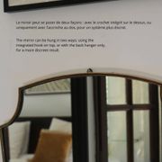 Miroir écusson en laiton à frise perlée de style italien