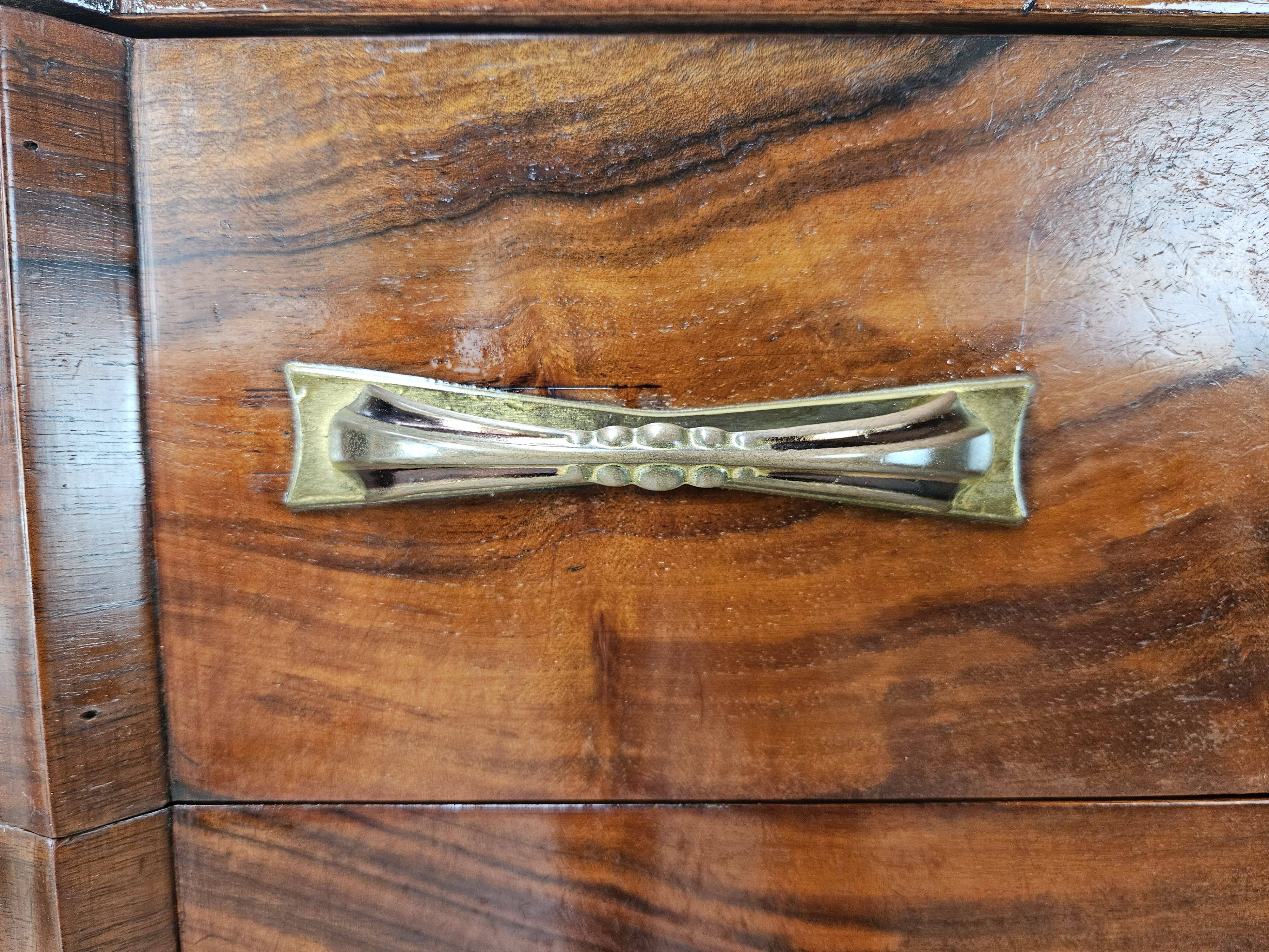 Commode en noyer avec 4 tiroirs et poignées en laiton, années 1940