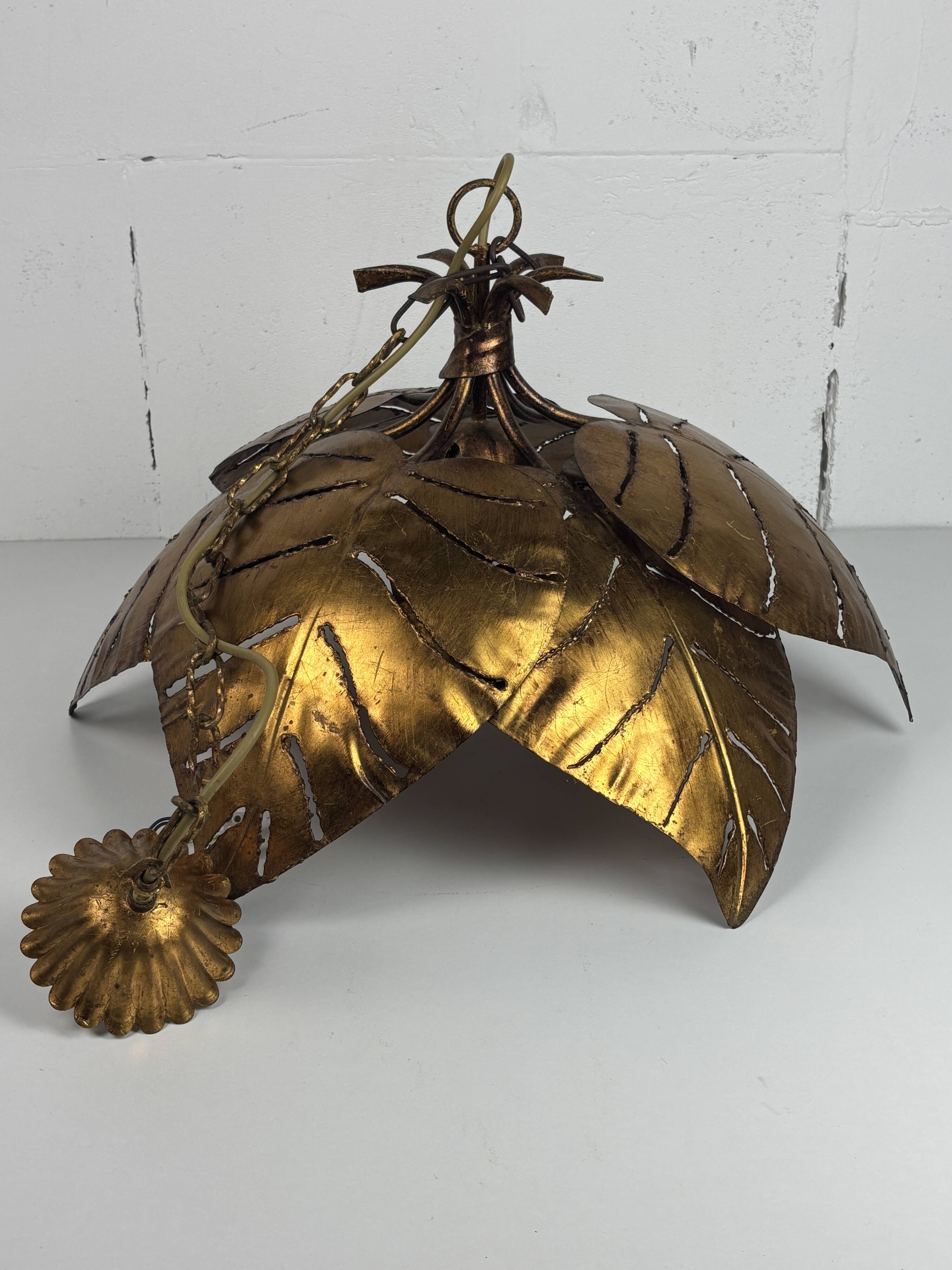 Suspension feuille de palmier en métal doré du milieu du siècle
