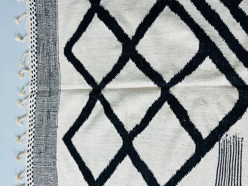 Handmade black and white traditional Moroccan kilim rug size 150x250.