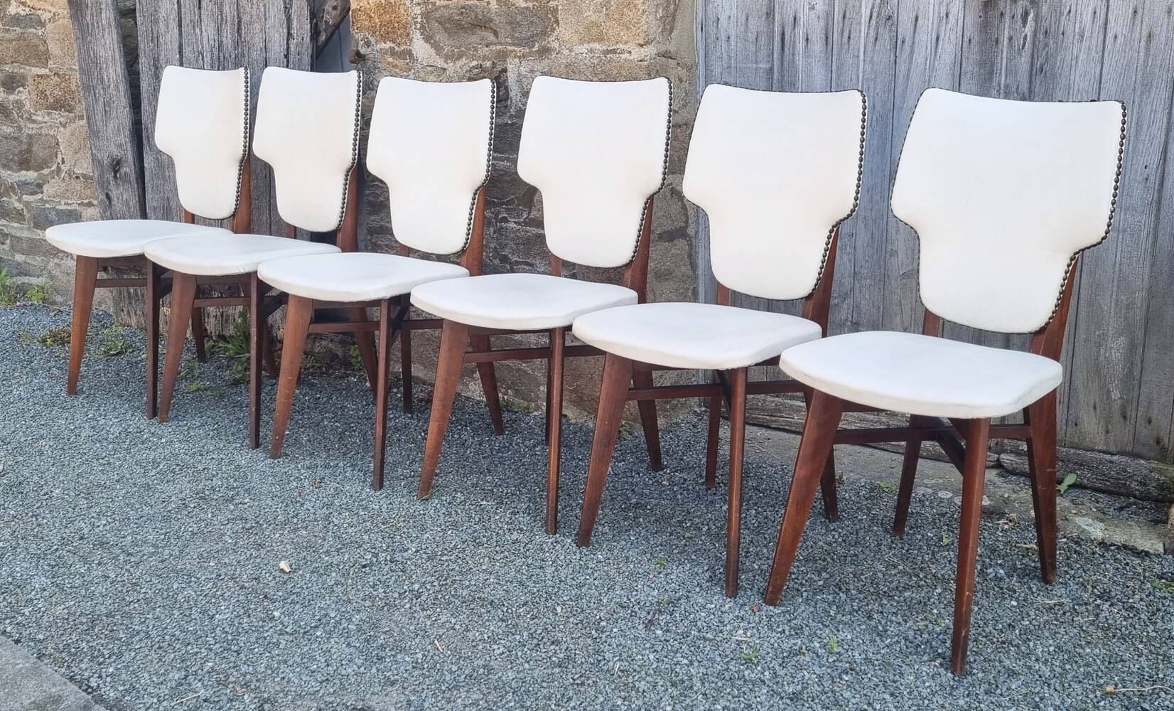 Lot de 6 chaises de salle à manger, bois et skaï blanc clouté, vintage, années 50