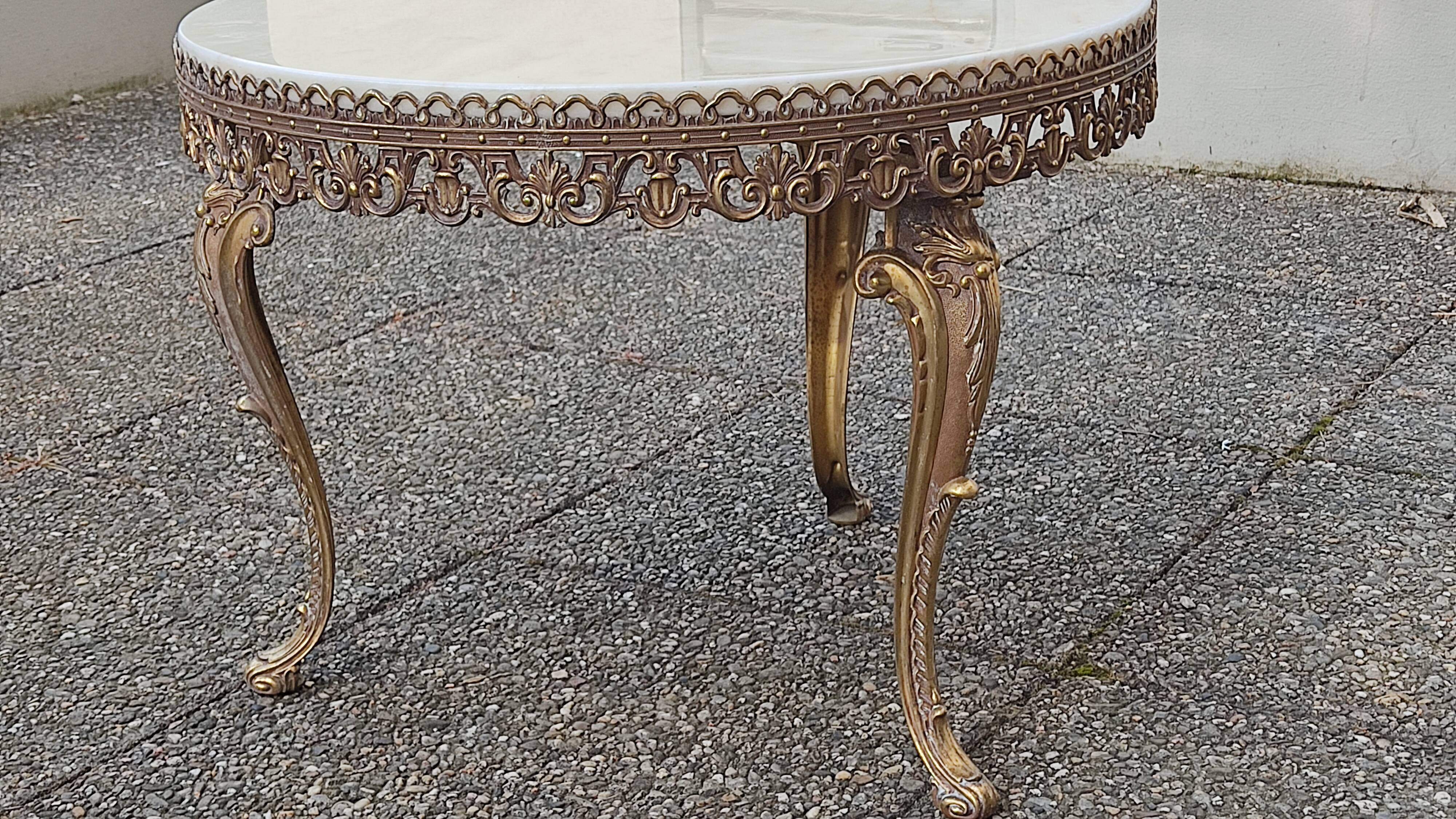 Table basse ronde en marbre blanc ivoire, bordures bronze doré décoratives, style louis xv, a.60.