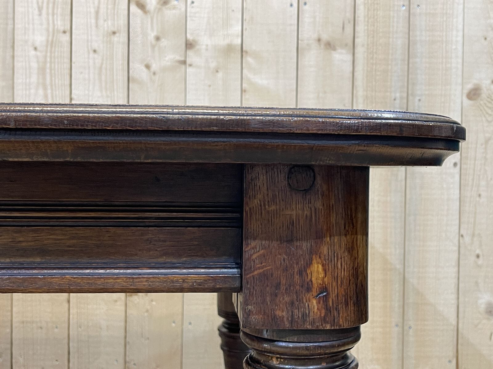 English nineteenth oak table with 1 crank extension