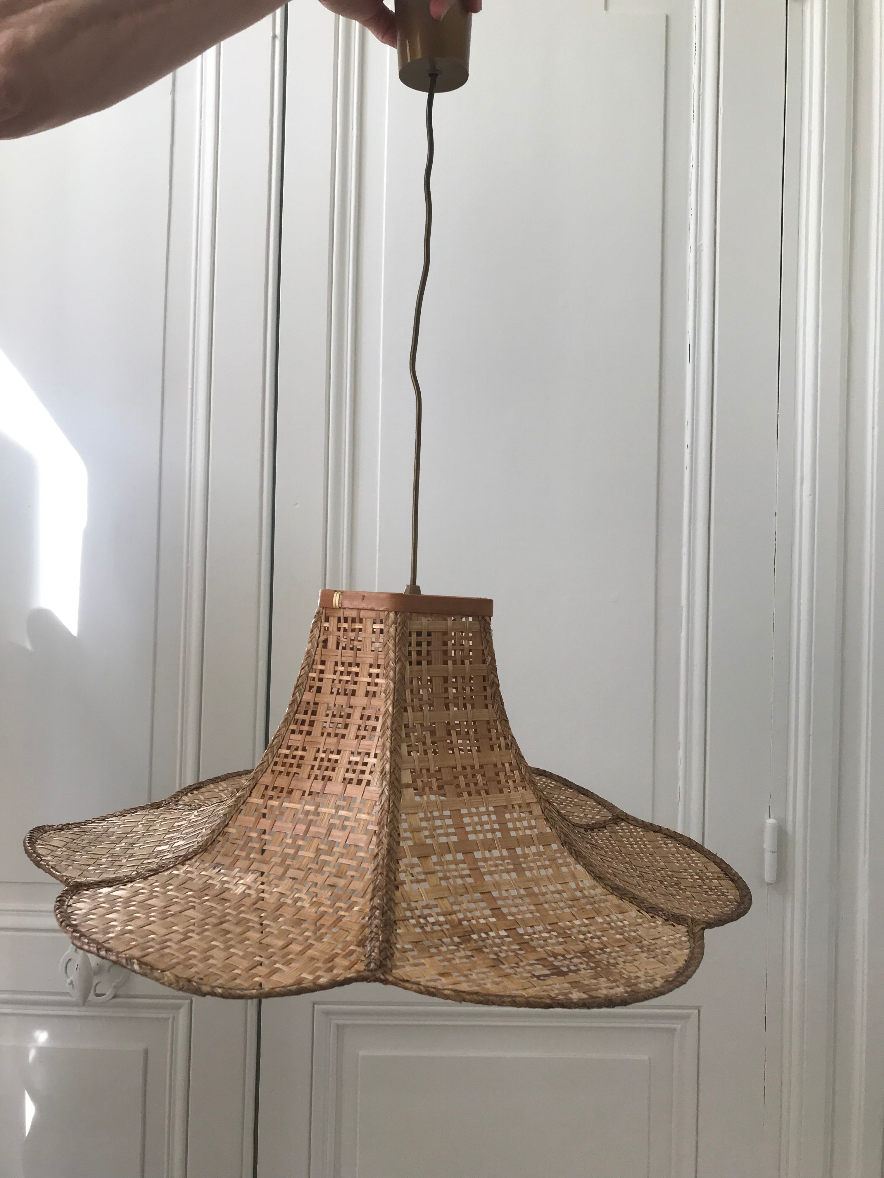 Vintage suspension in cannage