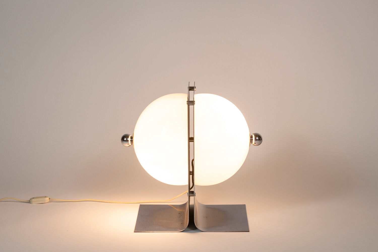 Lampe de table en métal poli et opaline, années 1970
