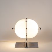 Lampe de table en métal poli et opaline, années 1970