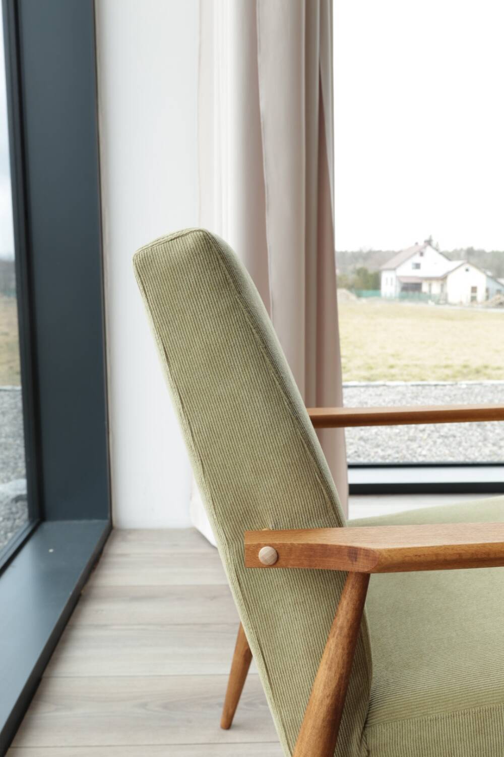 Fauteuil scandinave en bois avec repose-pieds vert olive