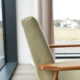 Fauteuil scandinave en bois avec repose-pieds vert olive
