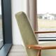 Fauteuil scandinave en bois avec repose-pieds vert olive