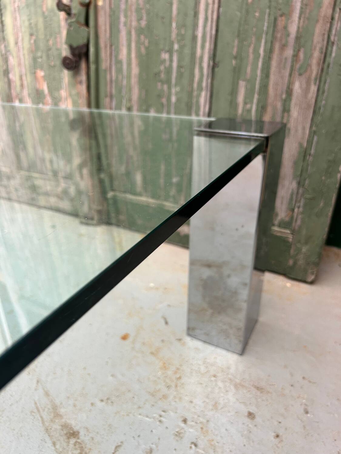 Table basse vintage moderniste en verre et chrome