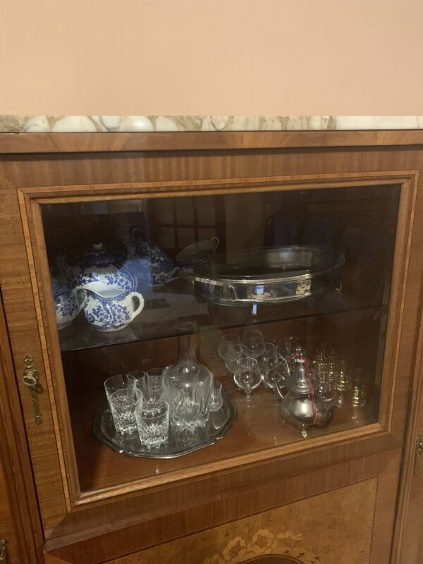 Buffet demi-lune avec vitrine style Louis XVI marqueterie dessus marbre
