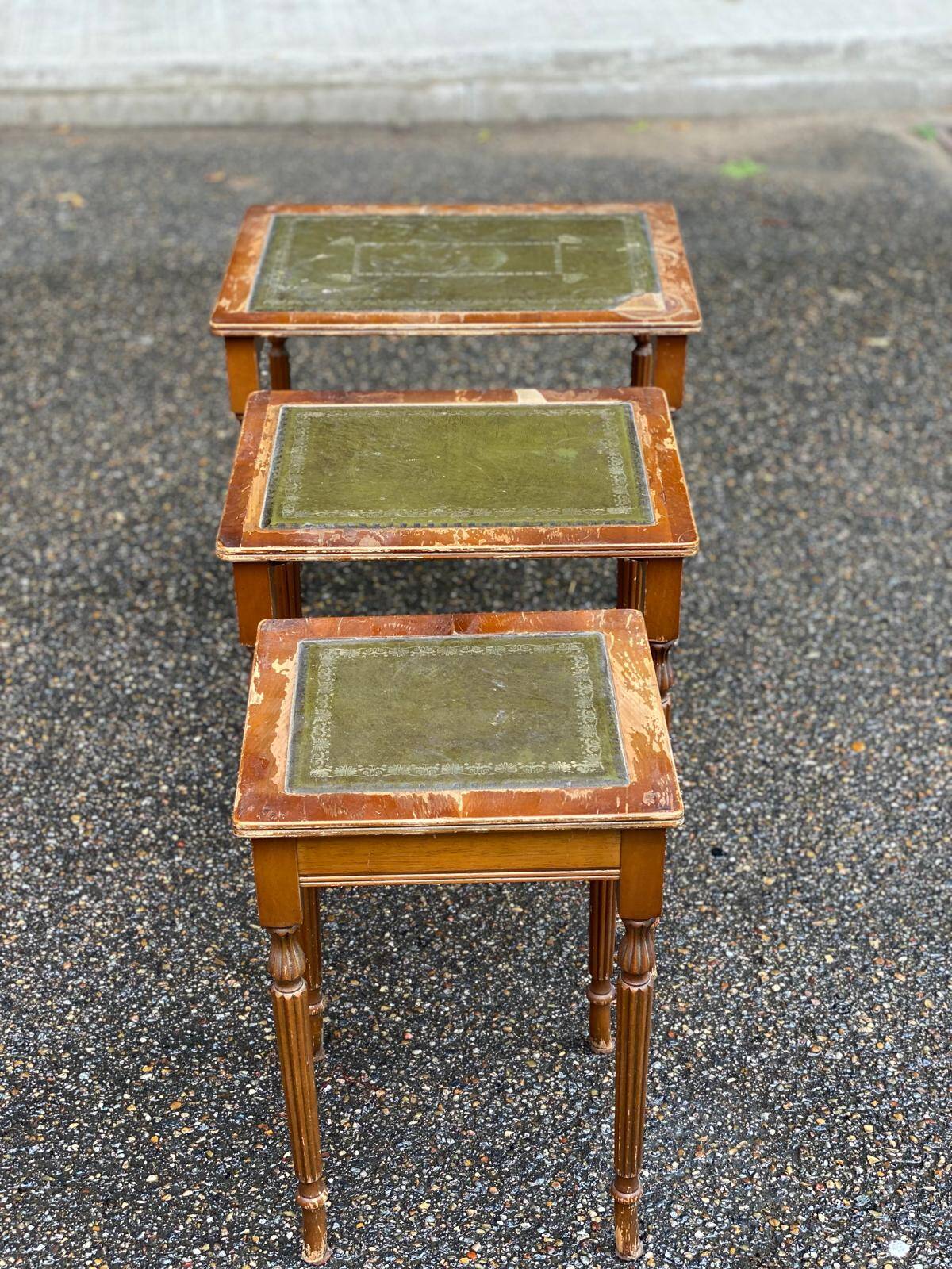 3 English nesting coffee tables in solid wood and leather