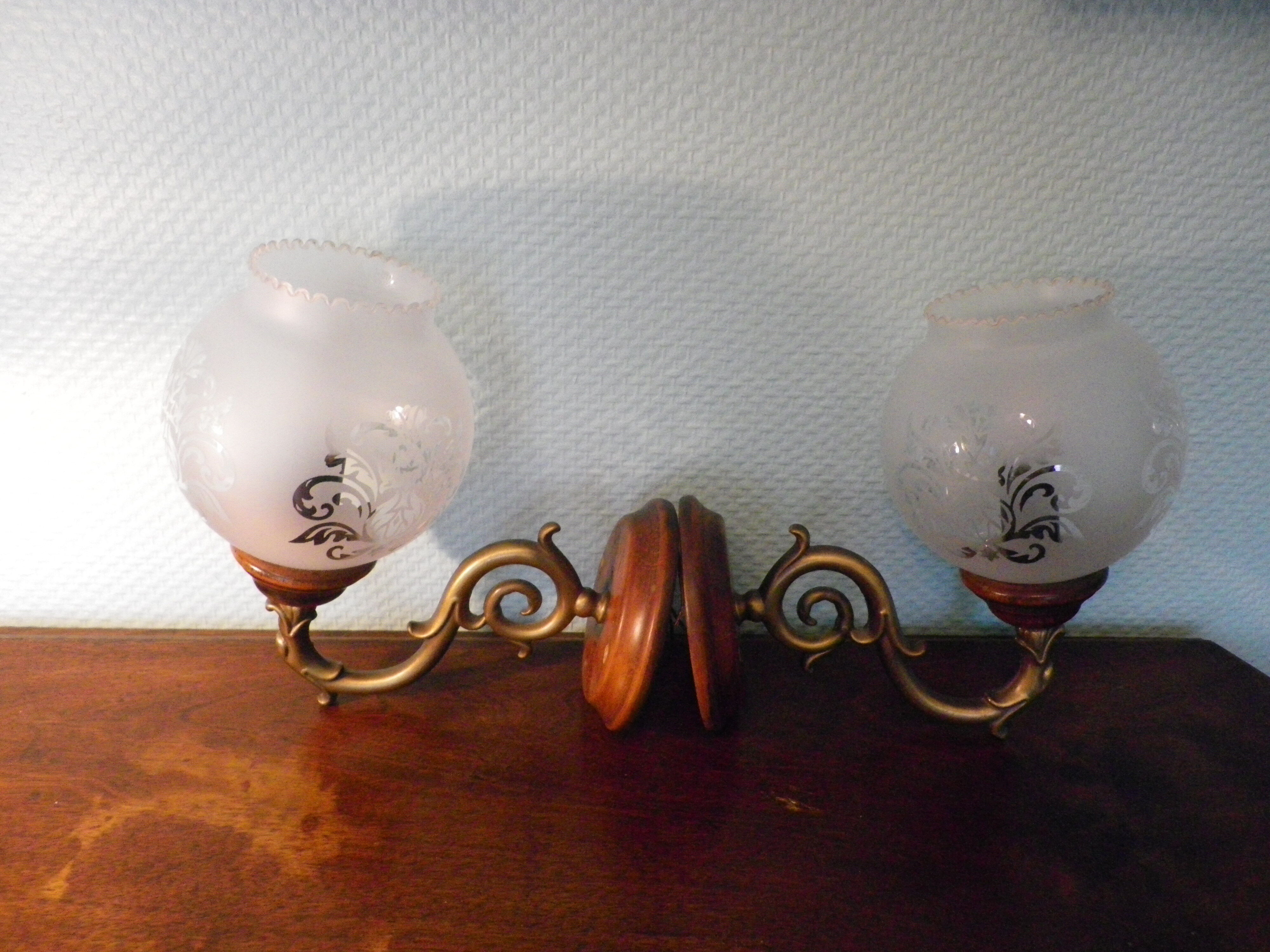 Wall lamps in wood and gilded metal, openwork glass lampshade