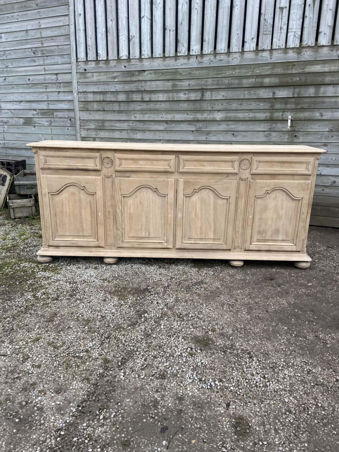 Bar / counter in raw wood
