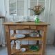 Meuble de métier vintage en chêne sur roulettes.