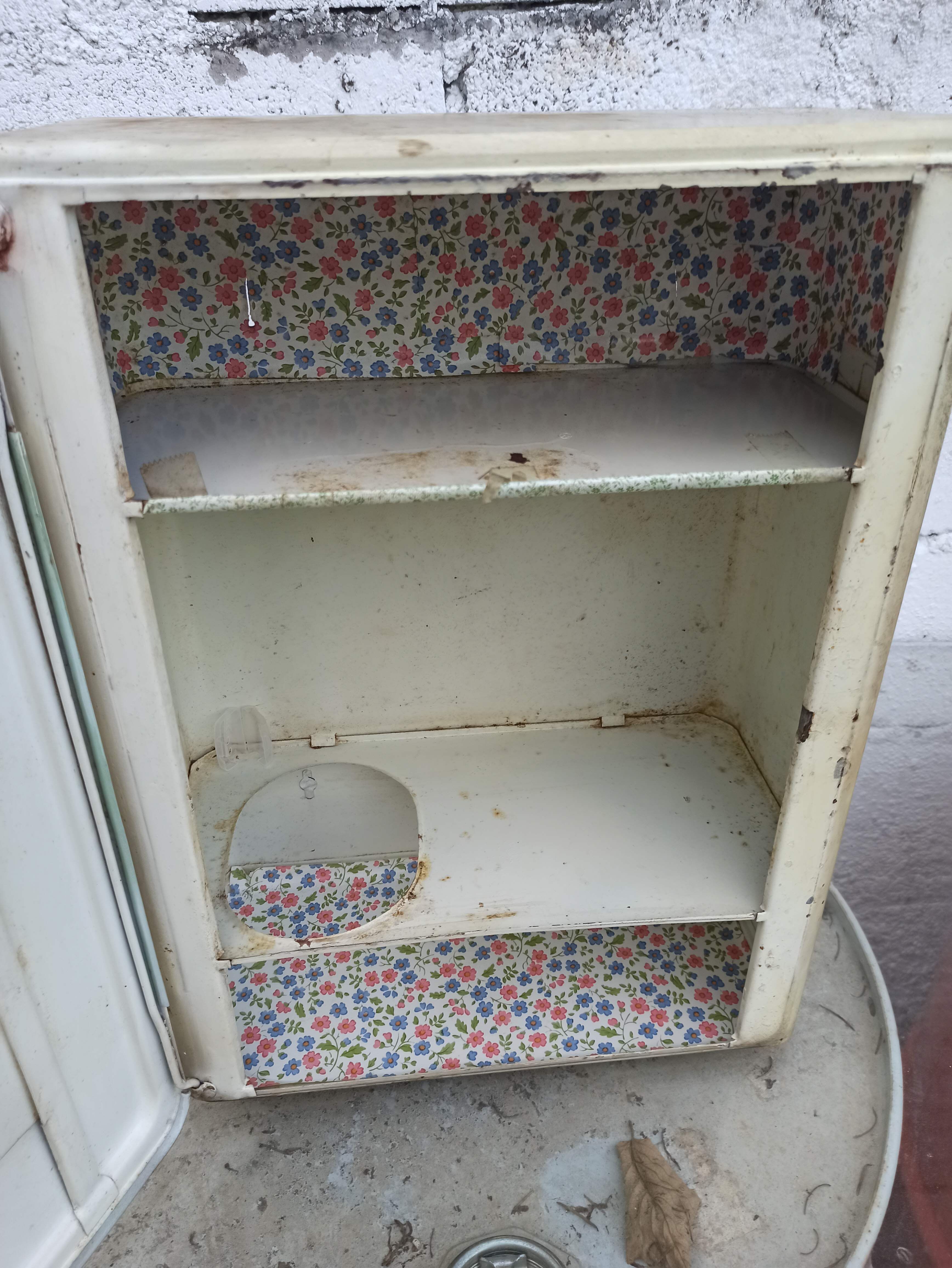 Medicine cabinet in mirror painted sheet metal