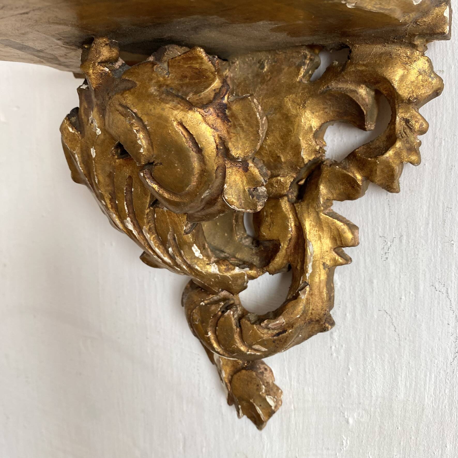 Antique wall console in wood and gilded stucco.