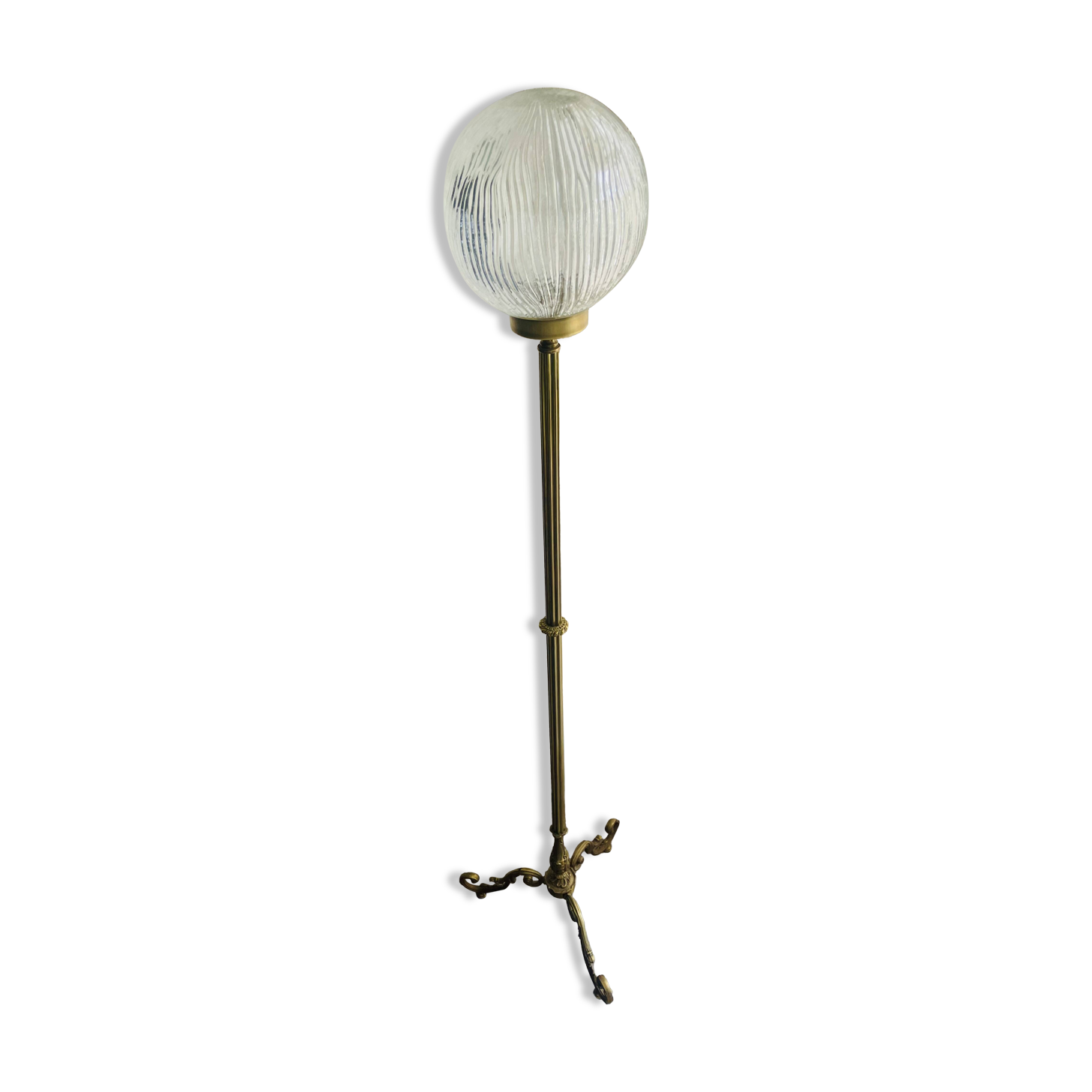 Floor lamp in gilded brass and round glass globe