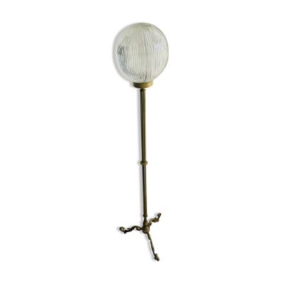 Lampadaire en laiton doré et globe rond en verre