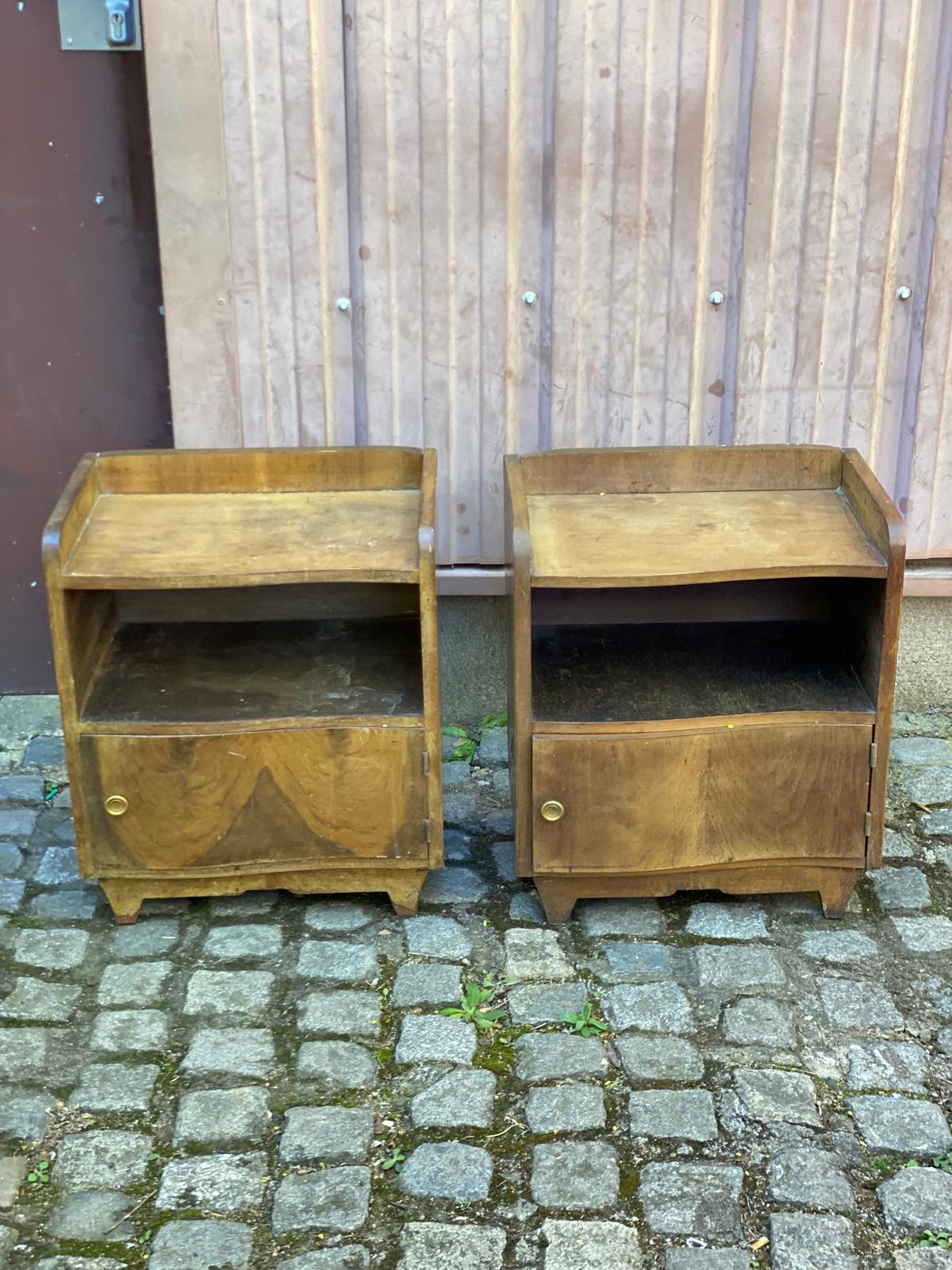 2 Art Deco bedside tables from the 1960s in walnut.