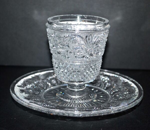 Moutardier baccarat ancien en cristal moulé aux arabesques sablé