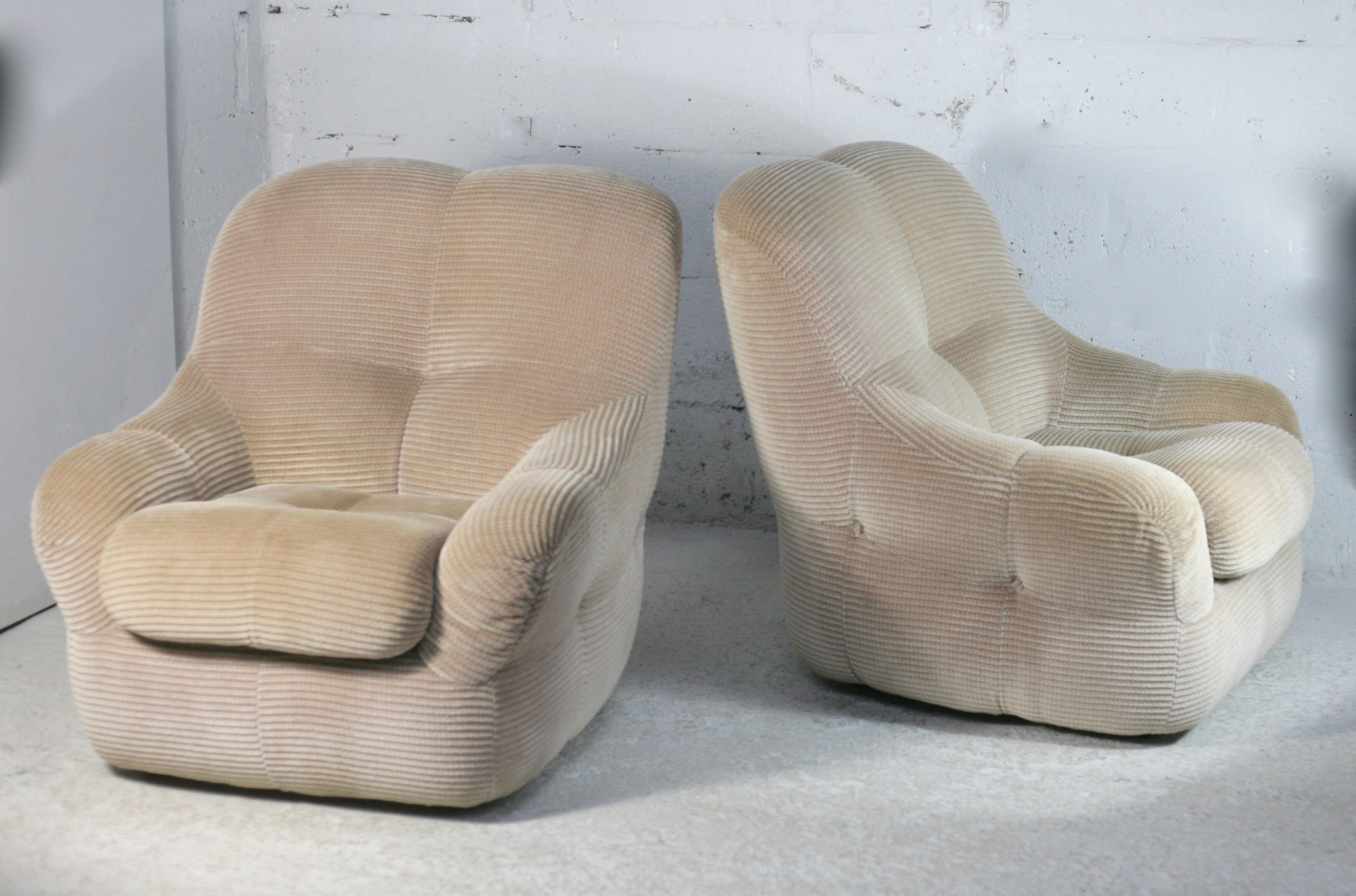 Pair of armchairs "space age". Beige corduroy velvet. France, circa 1970