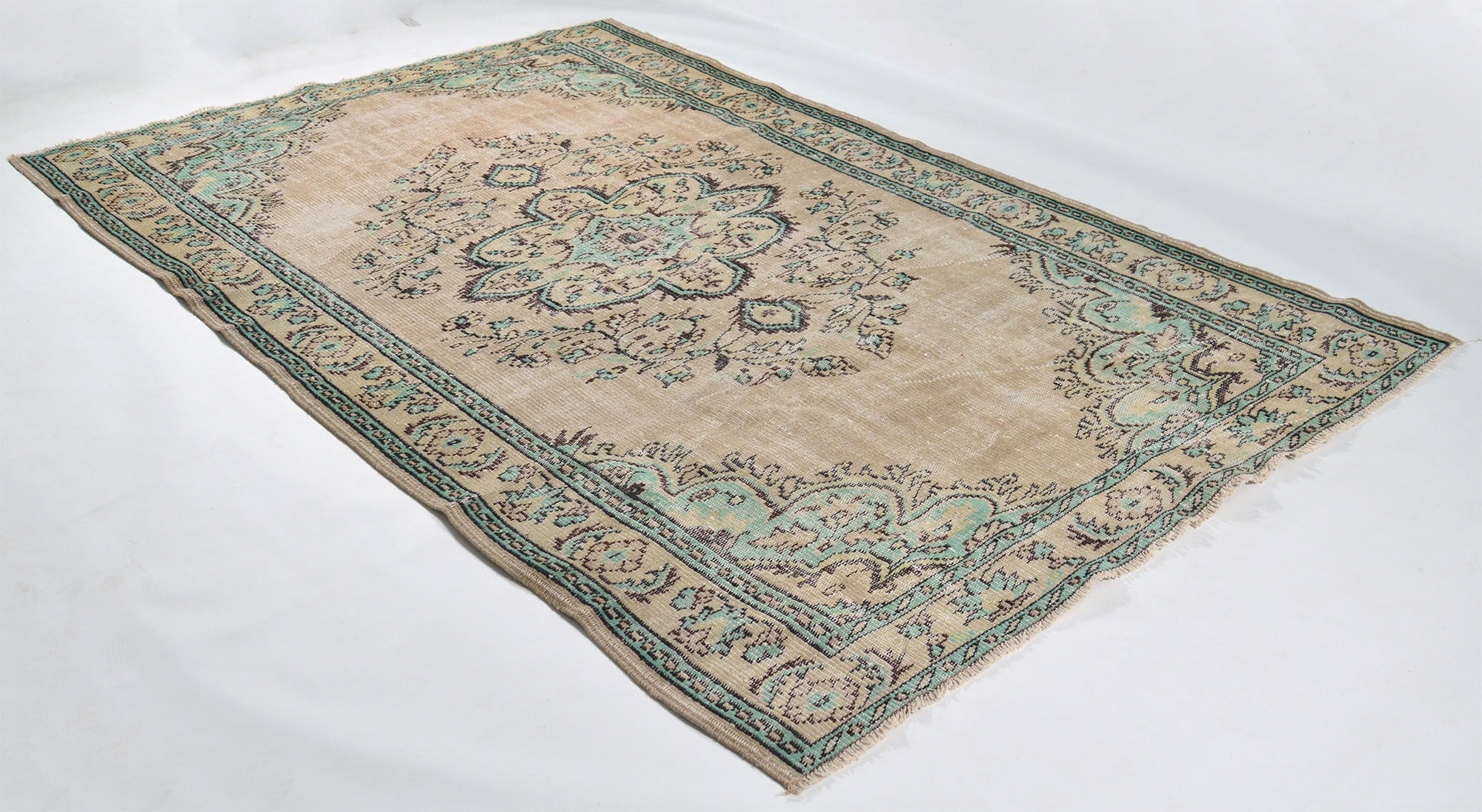 Tapis artisanal anatolien 274 cmx 176 cm