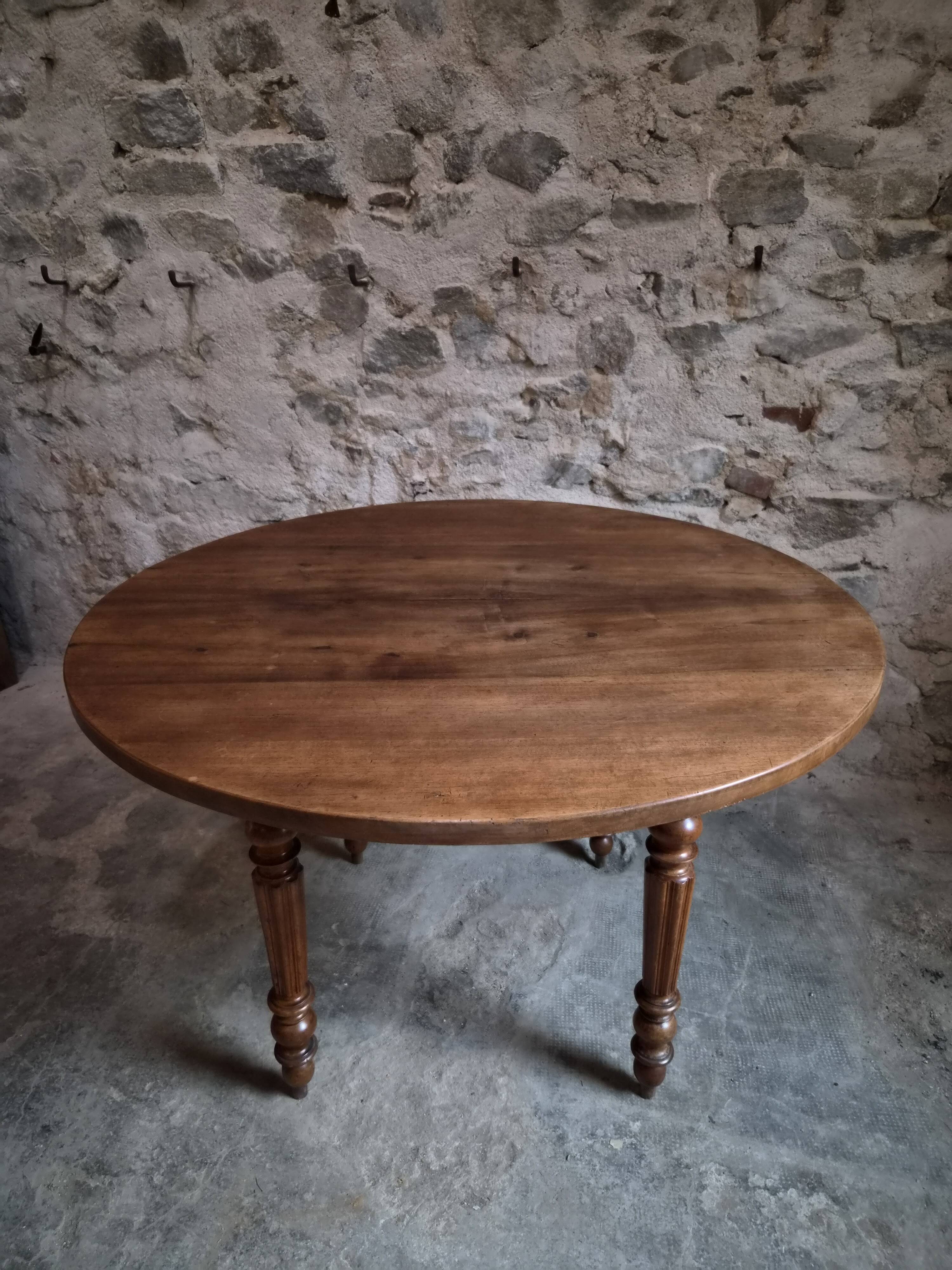 French antique round dining table in walnut, circa 1880–1900.