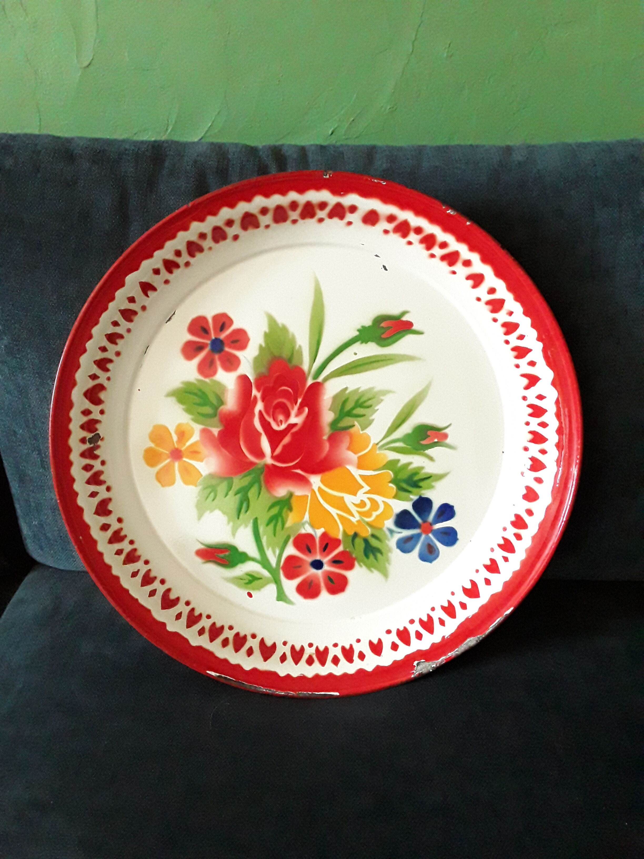 Vintage tray in enamelled sheet metal