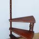 Escalier en colimaçon pour bibliothèque en bois de mahogany.