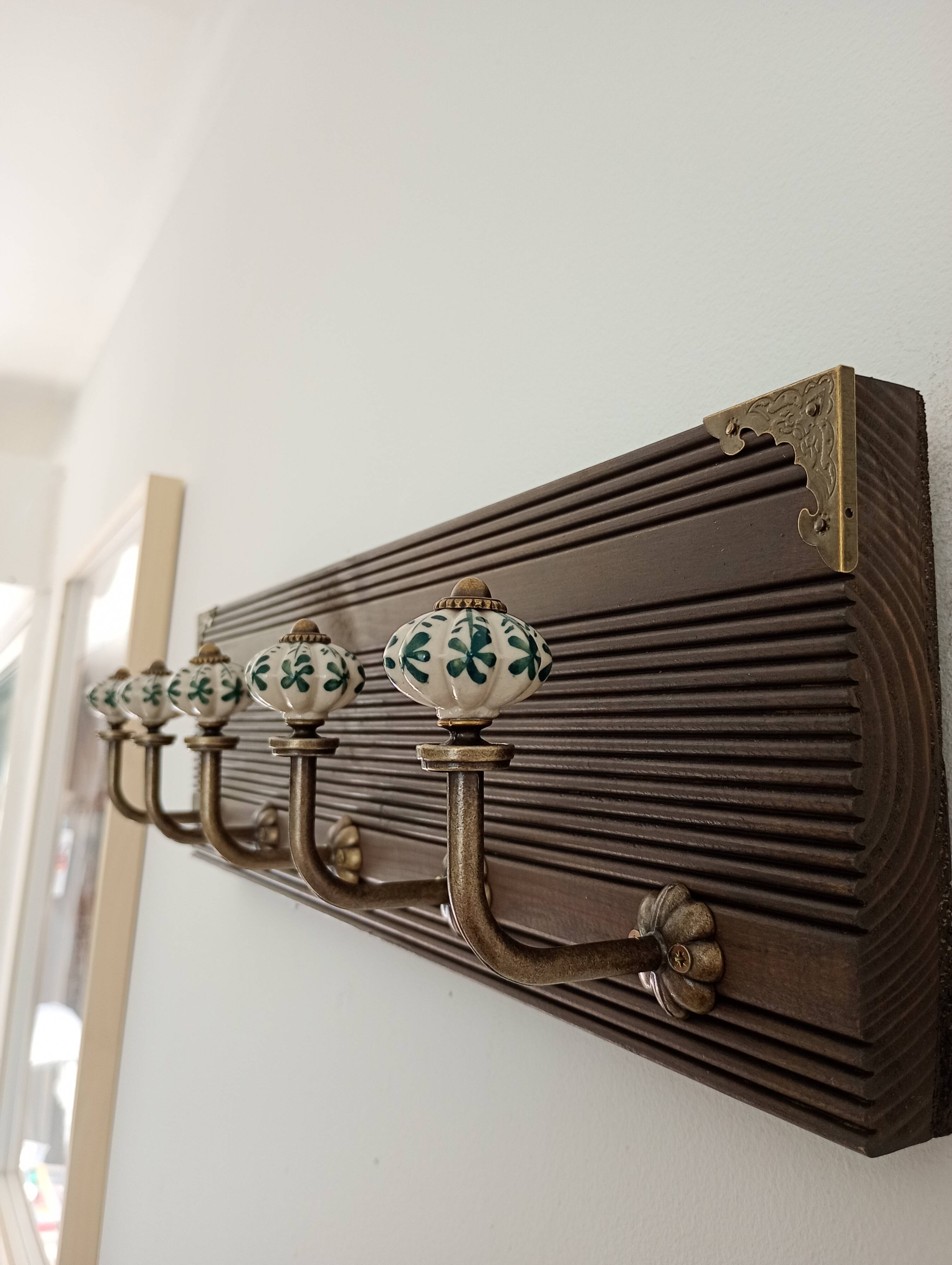 Vintage wall coat rack with 5 ceramic hooks and floral patterns, 50 cm.