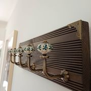 Vintage wall coat rack with 5 ceramic hooks and floral patterns, 50 cm.