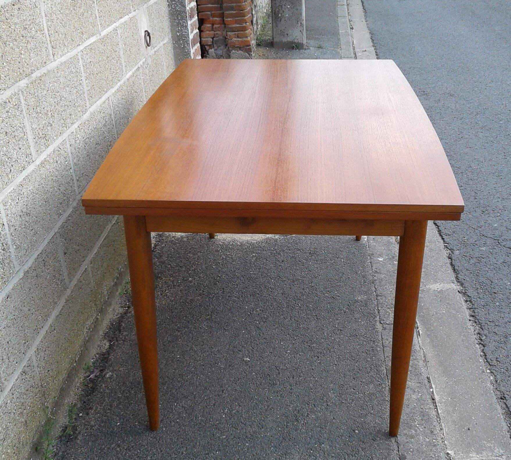 Extendable table in teak