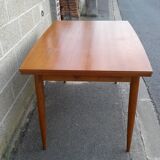 Extendable table in teak