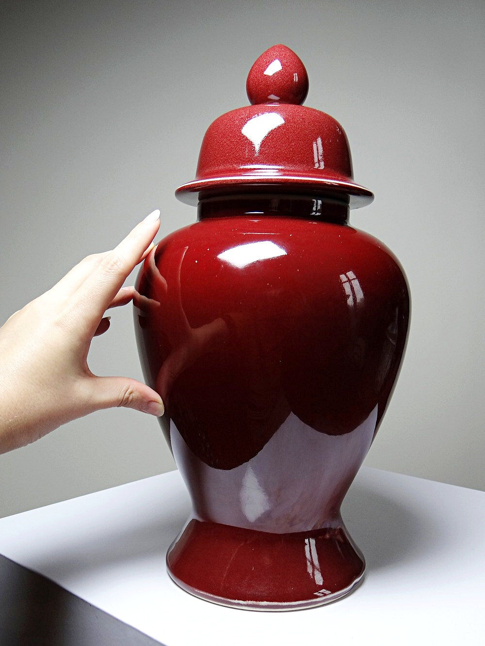 Covered vase, Chinese ginger jar in oxblood and celadon ceramic.