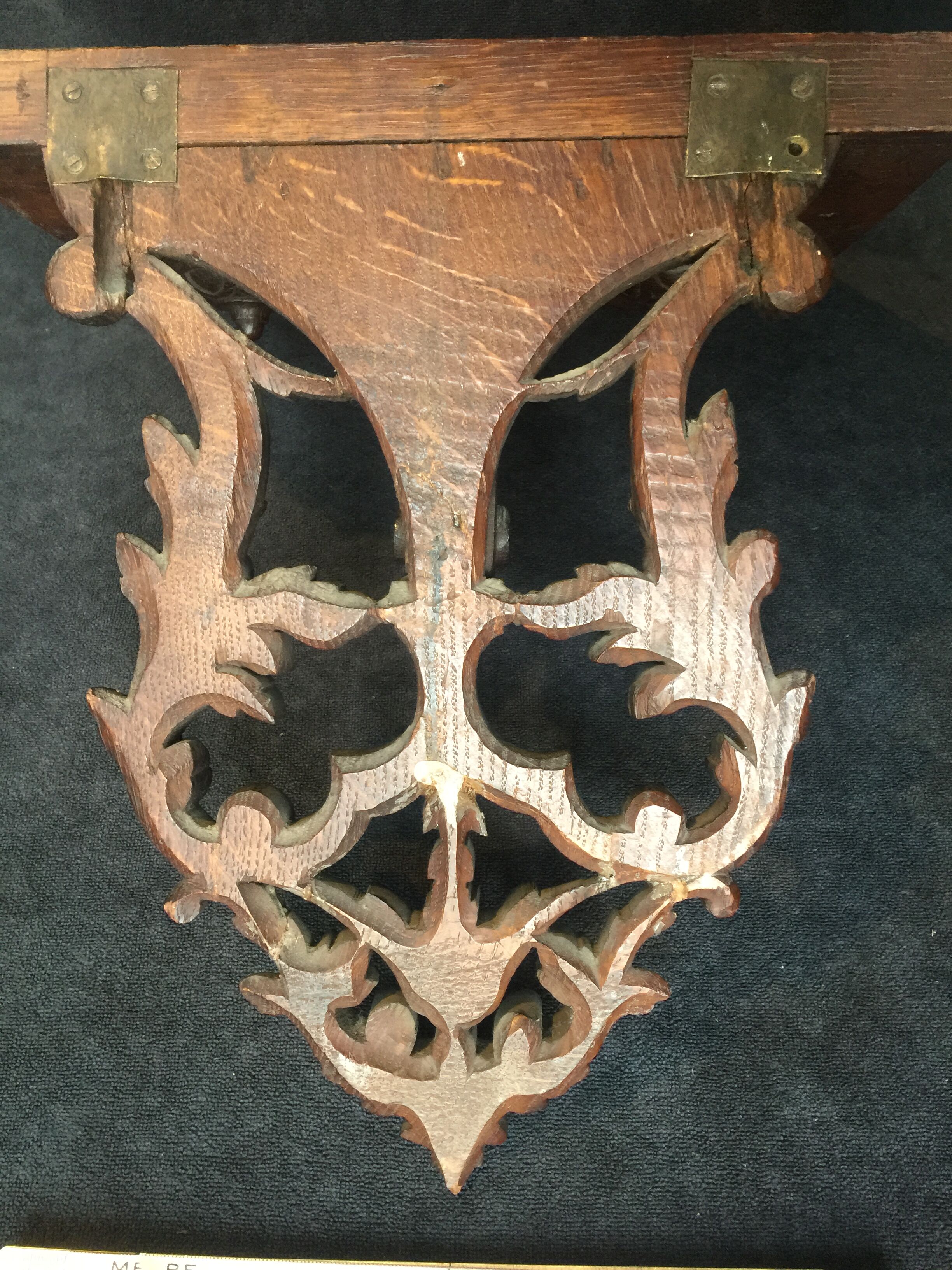 Oak applying console carved with rinsings