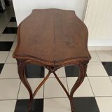 Table en noyer sculpté style Louis XV